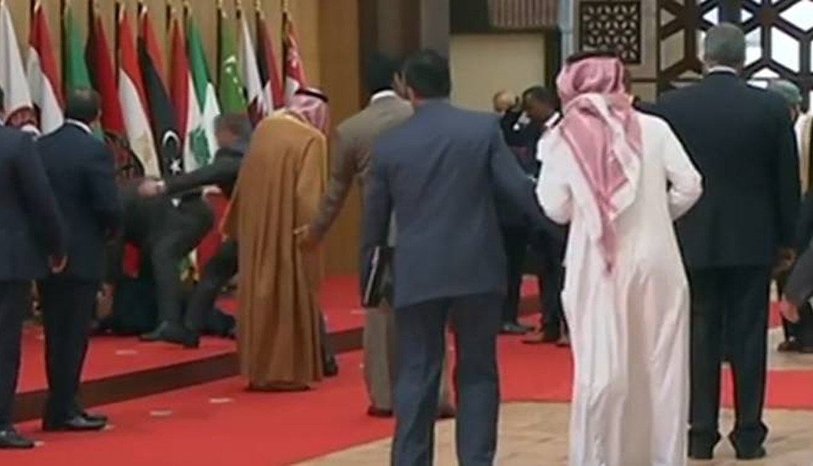 بالفيديو - تعثّر الرئيس عون في القمّة العربية فوقع... وهو بخير