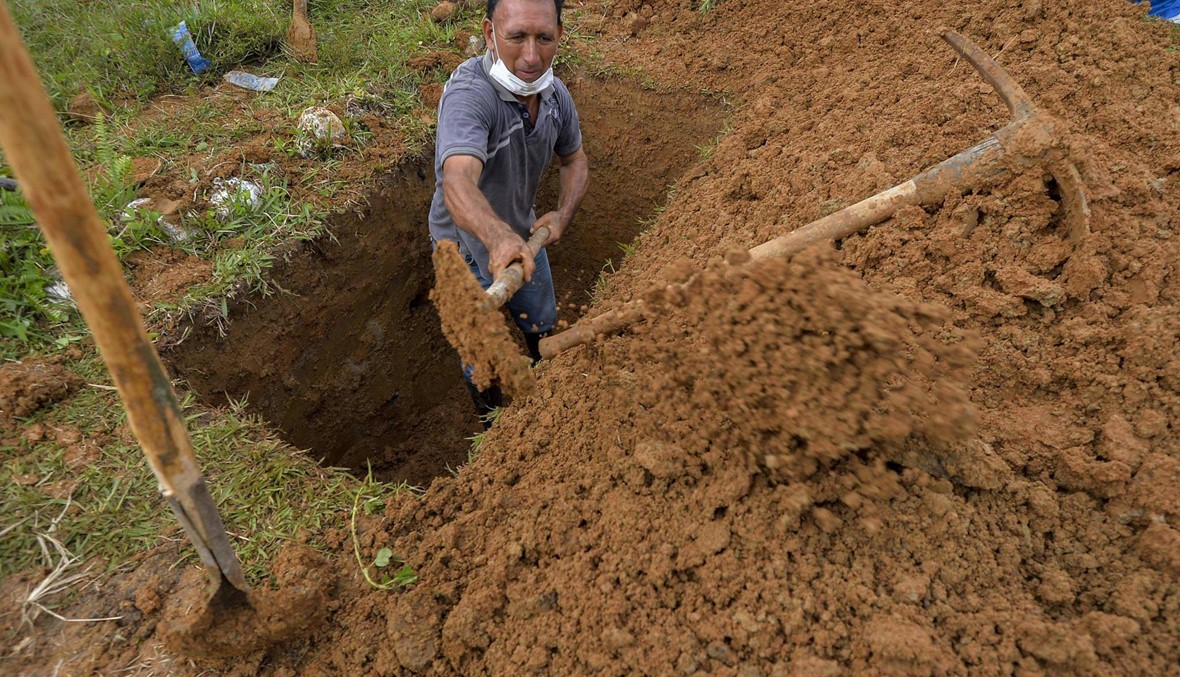 كولومبيا تدفن ضحايا السيول الوحلية... نظرة أخيرة على جثث الموتى (صور)