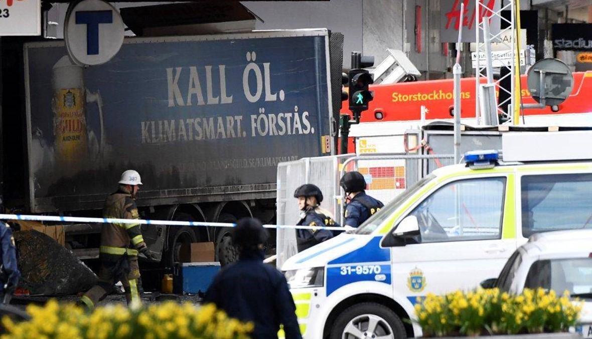 "عملية إرهابية" في ستوكهولم: شاحنة تصدم مارة... مقتل 3 أشخاص وإصابة كثيرين (صور وفيديو)