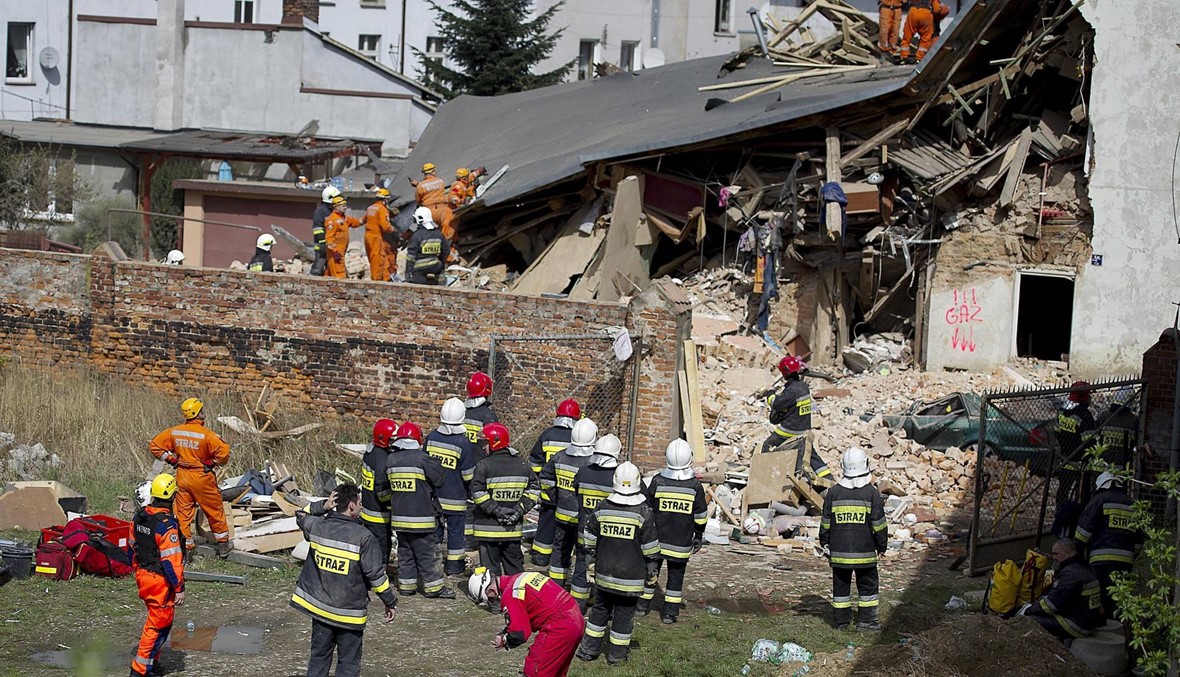 قارورة انفجرت وانهار المبنى... 6 قتلى في بولندا و"لم يعد هناك أحد تحت الأنقاض" (صور)