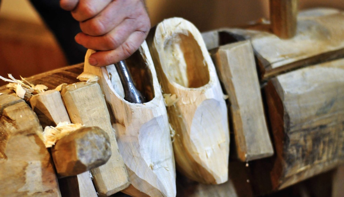آخر مصنعي الأحذية الخشبية في هولندا يدافعون عن فنهم
