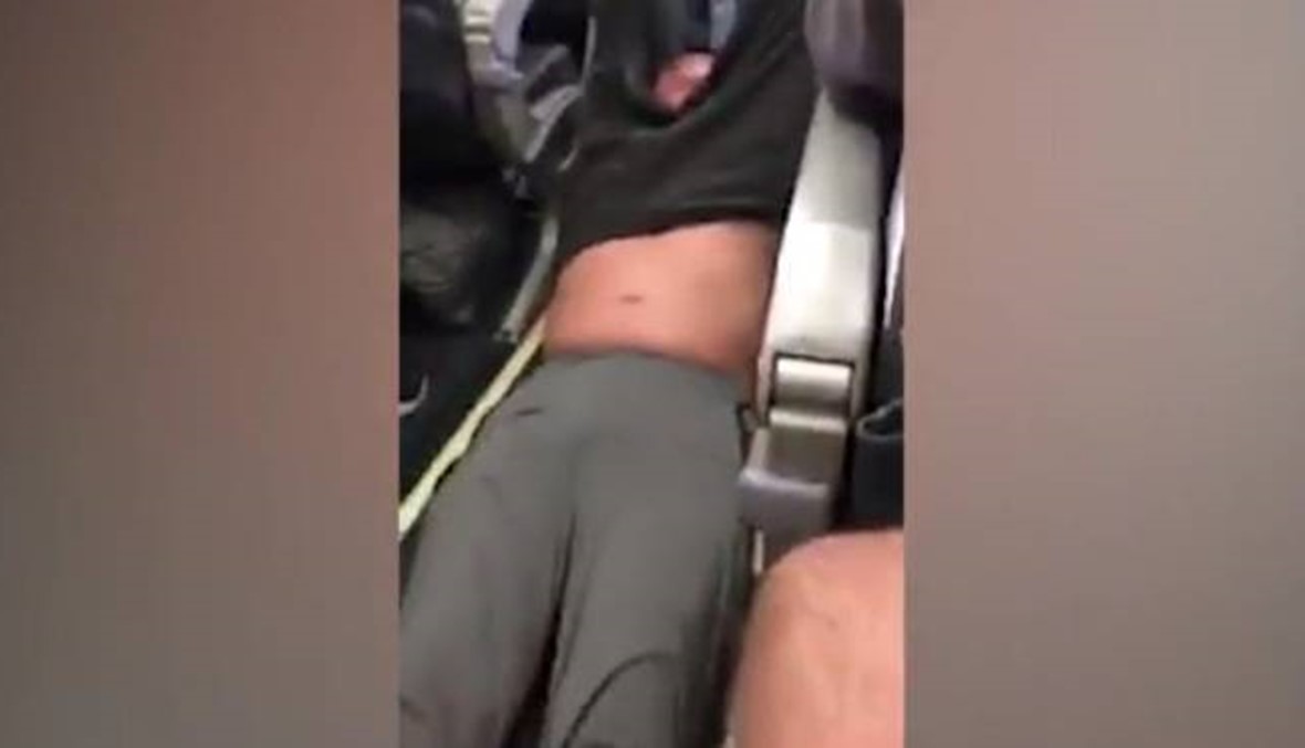 بالفيديو- ضُرِب وسُحِب عنوةً من الطائرة... والسبب؟