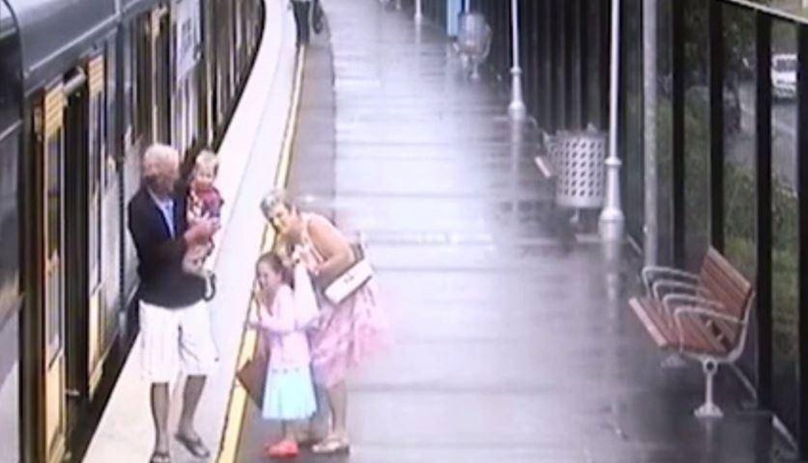 بالفيديو- أنقذ الطفل قبل أن يتحرك القطار!