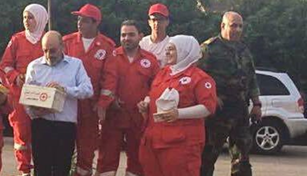 بالصور - وزير الدفاع على حاجز للصليب الأحمر يجمع التبرعات