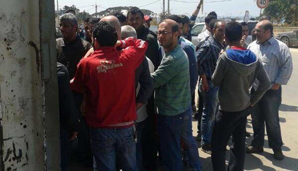 عمال سوريون يعتصمون على طريق الشويفات (صور)
