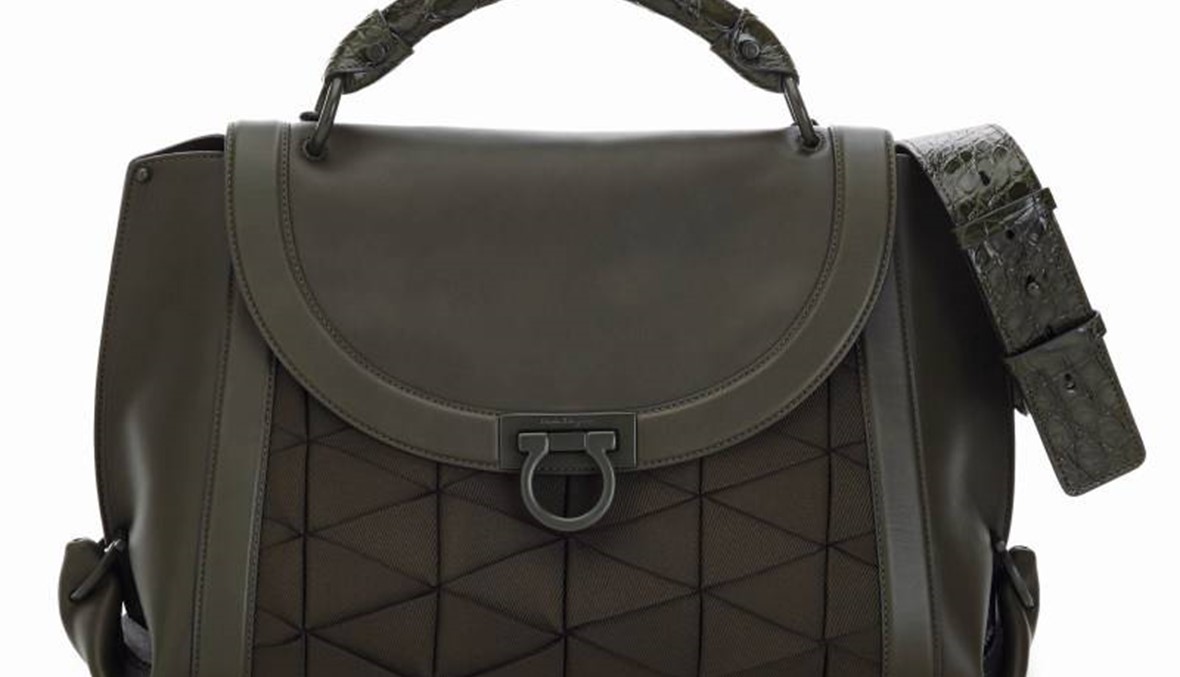 Karlie Kloss تحمل حقيبة Ferragamo