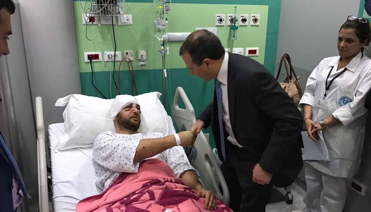 جبران باسيل يزور ستيفن حداد الذي ضرب في عي داره: بطّلت قصة معمل