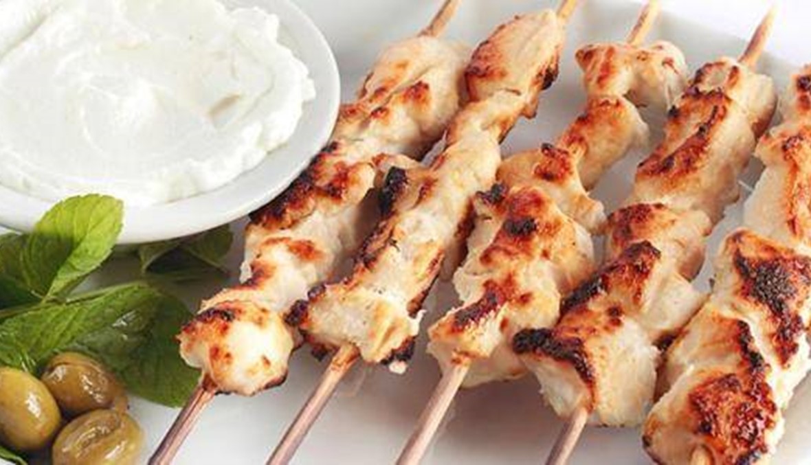 مطعم لبناني شهير متهم بموت شخص وتسمم آخرين... كيف يرد على الاتهامات وماذا كشفت وزارة الصحة؟