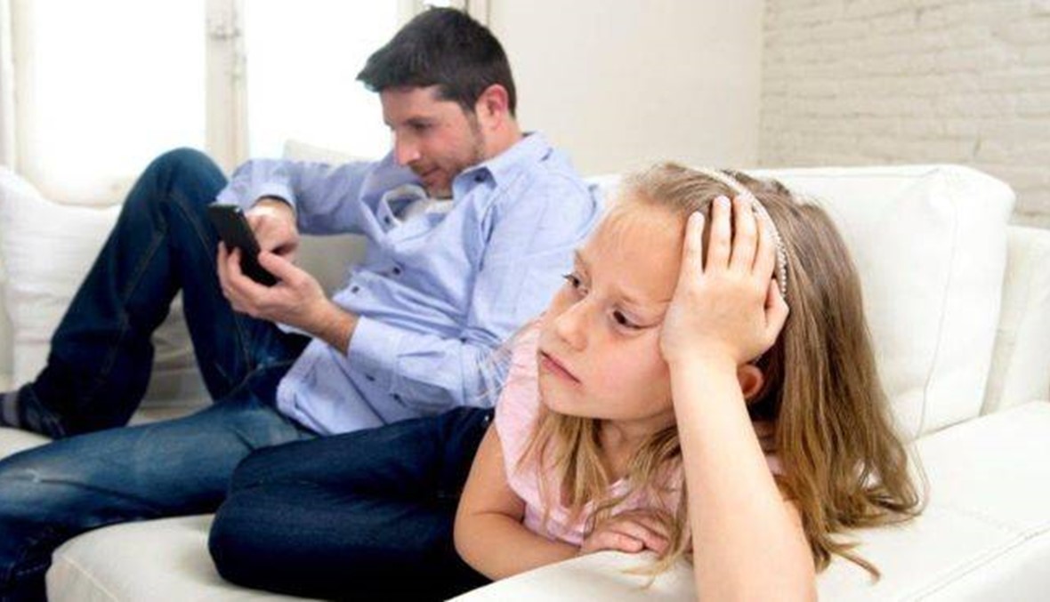 استخدامكم للهواتف المحمولة يؤذي عائلتكم