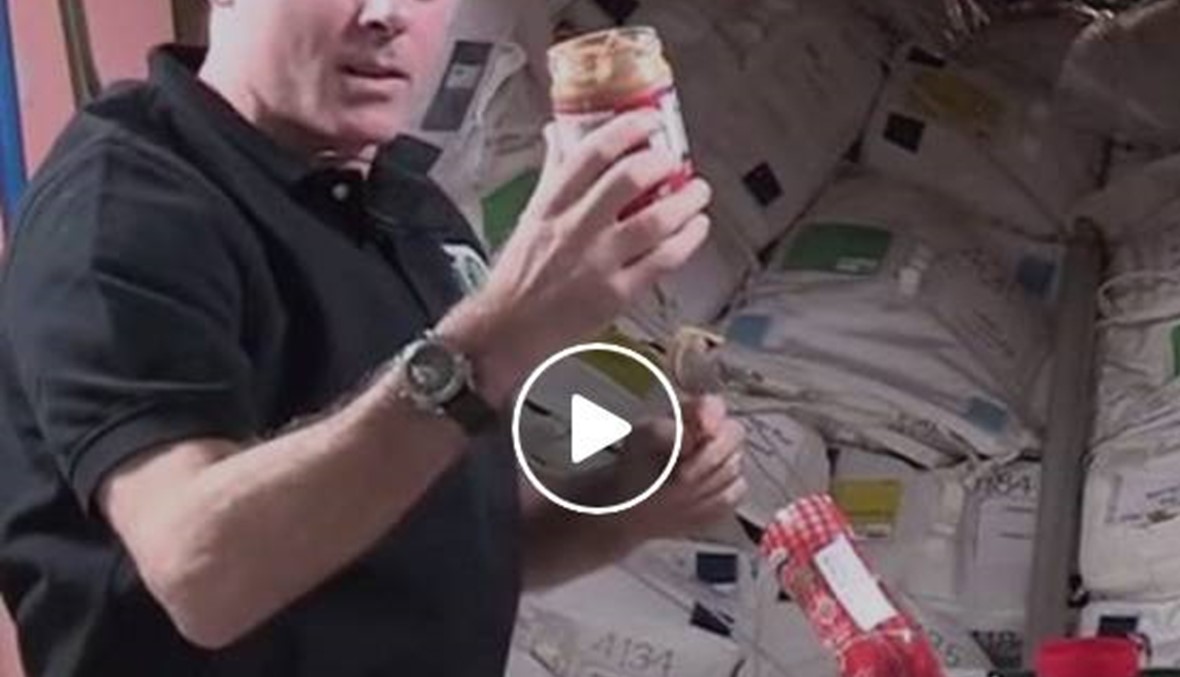 بالفيديو - رائد الفضاء يعدّ ساندويش زبدة الفول السوداني والهلام في انعدام الجاذبية