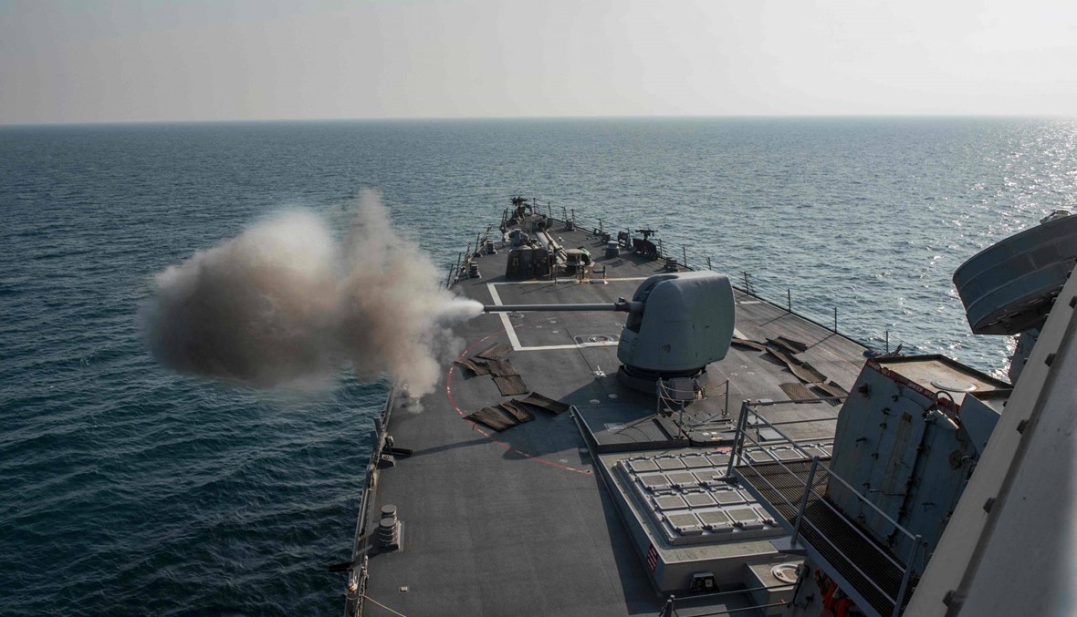 مركب عسكري إيراني في الخليج... سفينة أميركية أصدرت طلقات تحذيرية