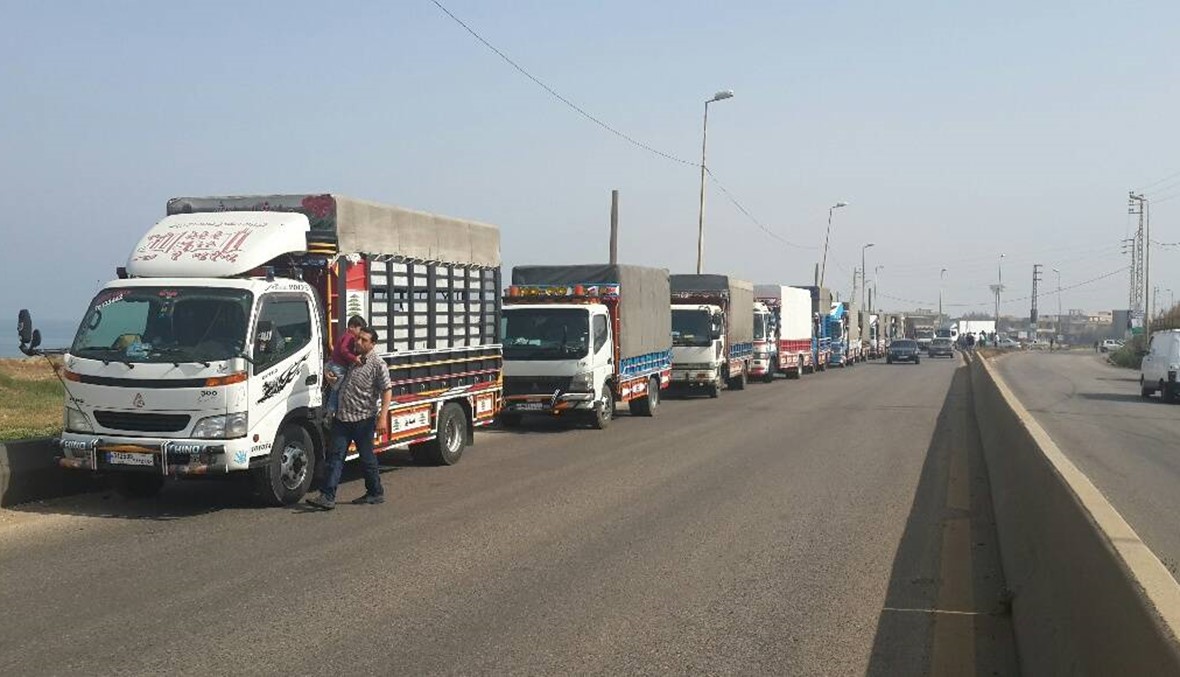 اعتصام لسائقي شاحنات النقل على طريق العبدة احتجاجاً على تشغيل السوريين