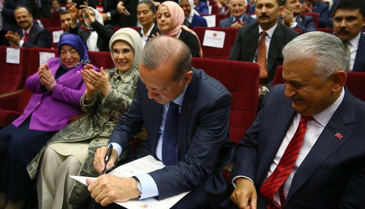 وقّع طلب الانتساب امام مئات المسؤولين...اردوغان عاد الى "العدالة والتنمية"