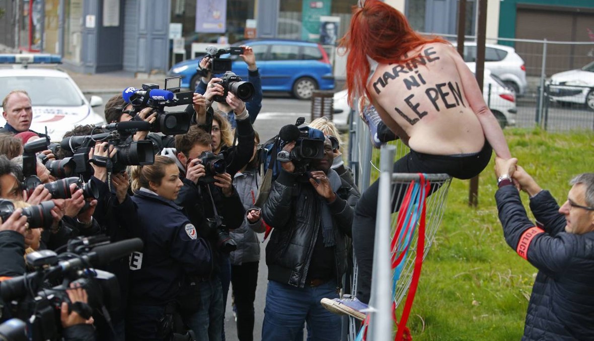 بالصور - عاريات الصدر لـ"لوبن": أنت مرشحة اليأس