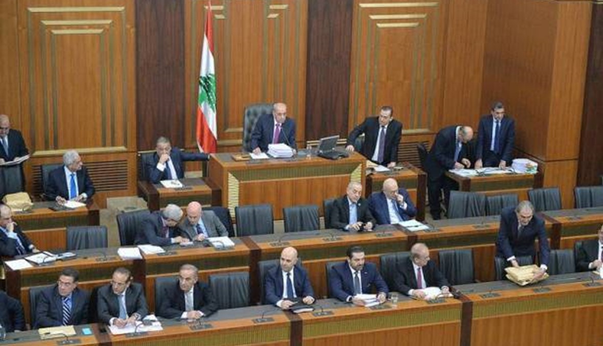 ما هي الخطوط التي تنقسم على أساسها النخبة السياسيّة في لبنان؟