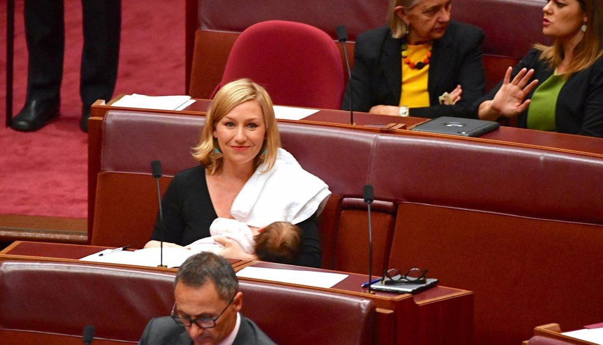 الأمومة تتخطى المهنة... أول نائبة في أوستراليا ترضع طفلها في البرلمان