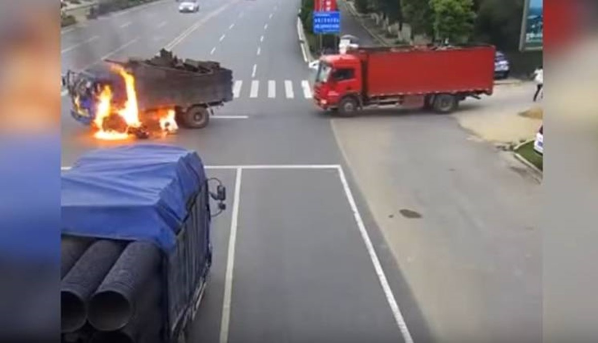 بالفيديو- اصطدام دراجة نارية بشاحنة واشتعالها!