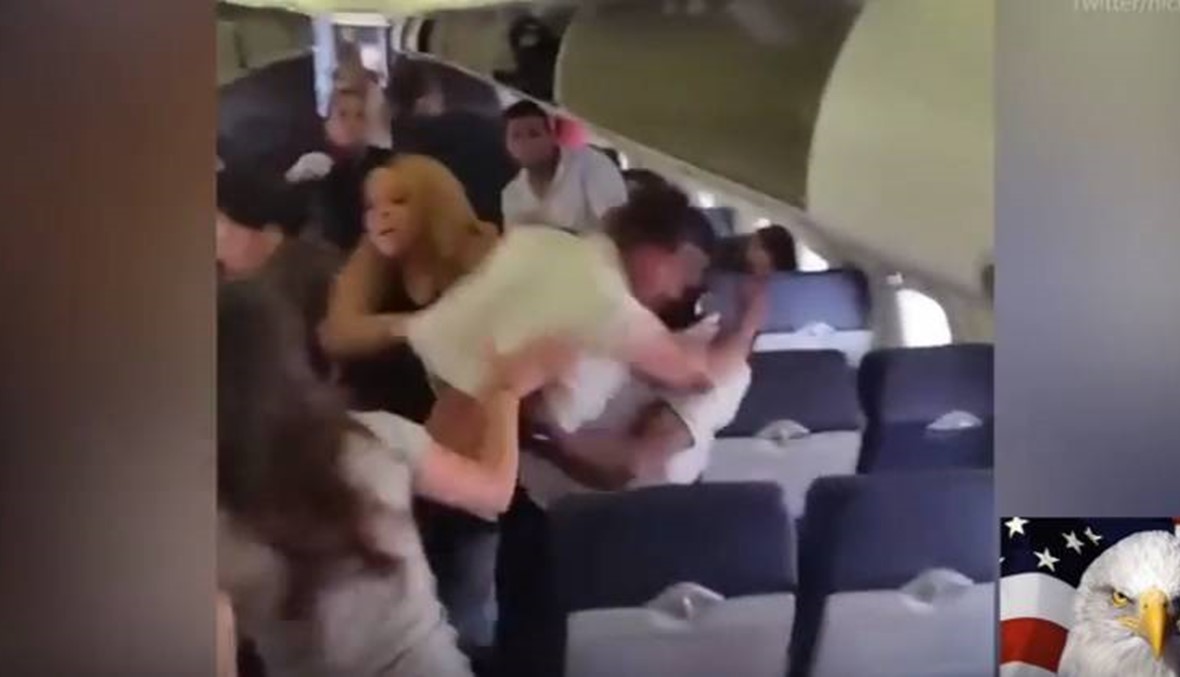 بالفيديو - عراك عنيف بين ركاب طائرة أميركية