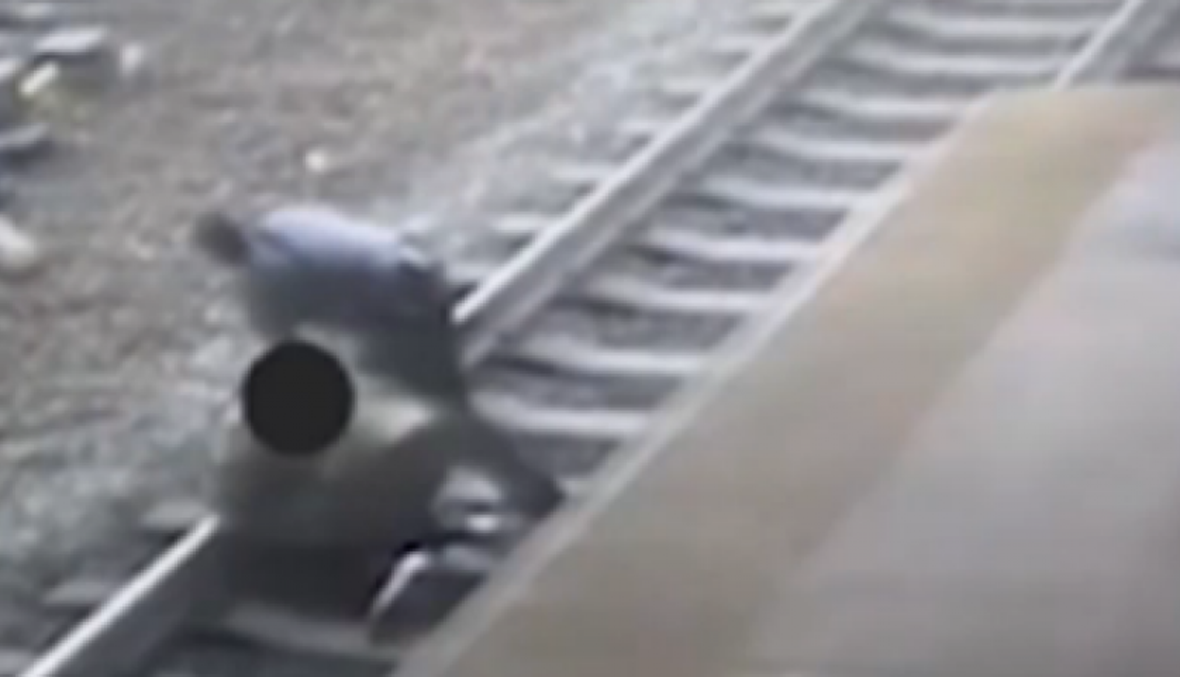 حاولت الانتحار برمي نفسها أمام القطار... فيديو مؤثر لبطل أنقذ امرأة من الموت!
