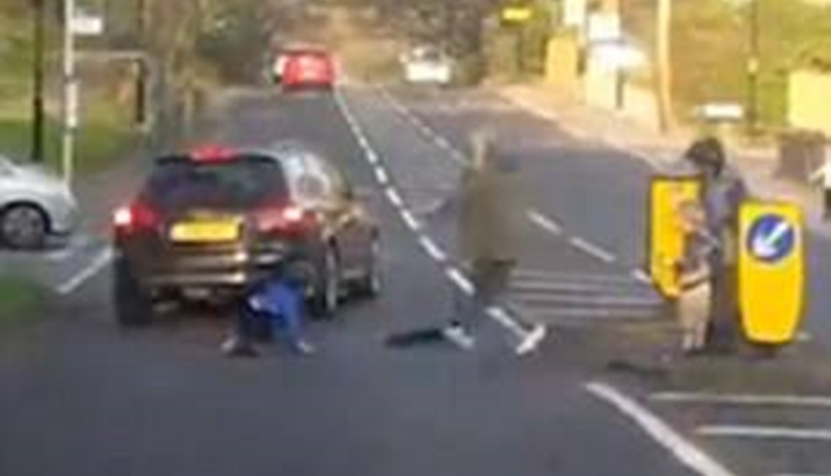 بالفيديو- سيارة تصدم طفلاً يعبر الطريق على السكوتر!