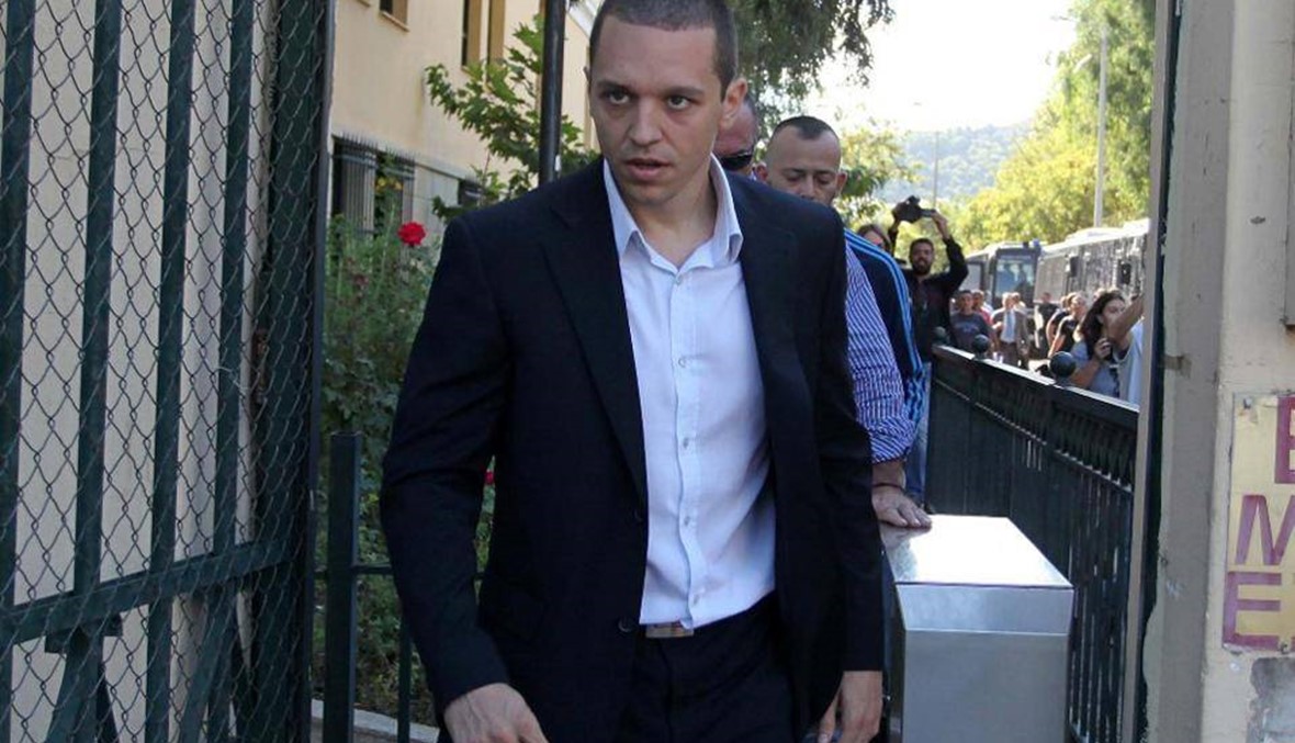 نائب "نازي" يُطرَد من البرلمان اليوناني... كاسيدرياريس "يدفع" زميلا له بعنف