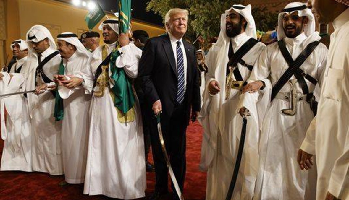 بالفيديو والصور - ترامب يشارك في رقصة تراثية في السعودية