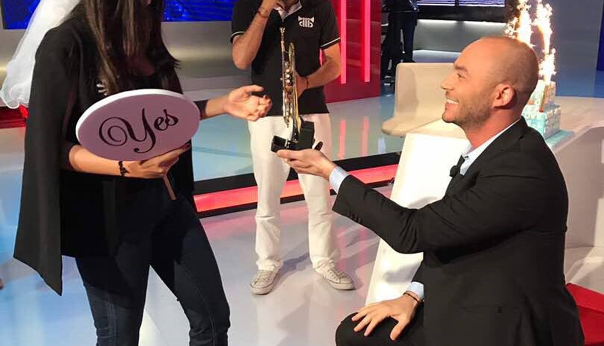 خطوبة مباشرة على الهواء... رودولف هلال ركع وطلب يدها (فيديو)