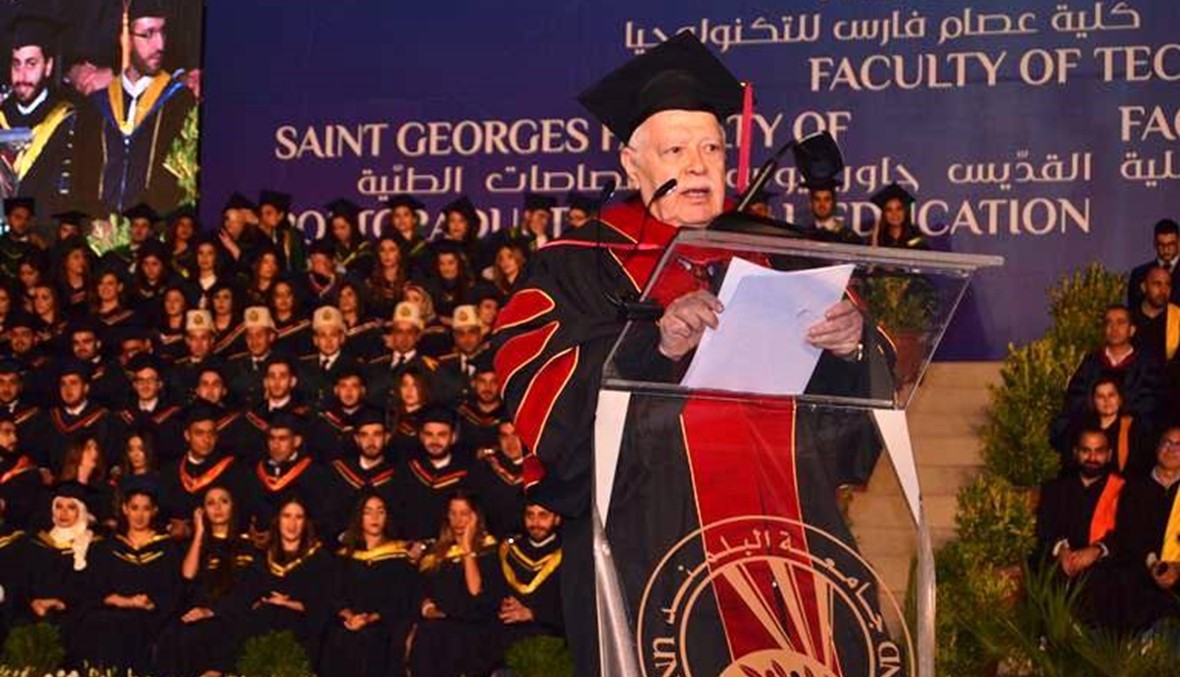 البلمند تخرج 1383 طالبًا وتمنح أول دكتوراه فخرية لعصام فارس