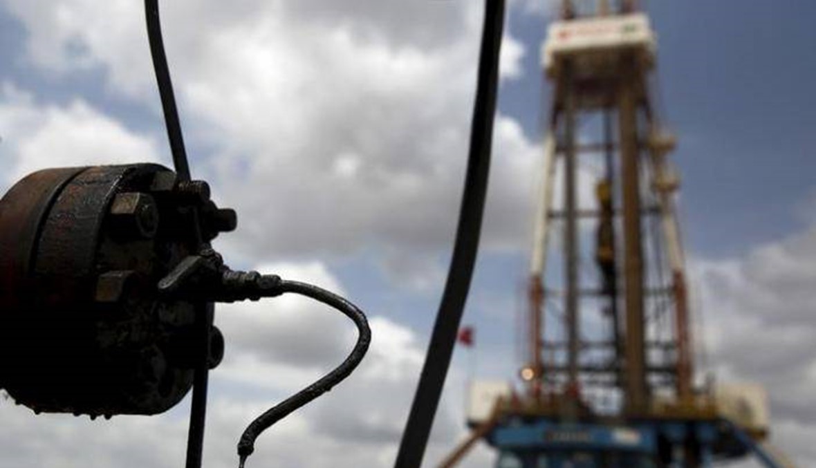 تراجع إضافي لأسعار النفط مع ارتفاع عدد منصات الحفر الأميركية