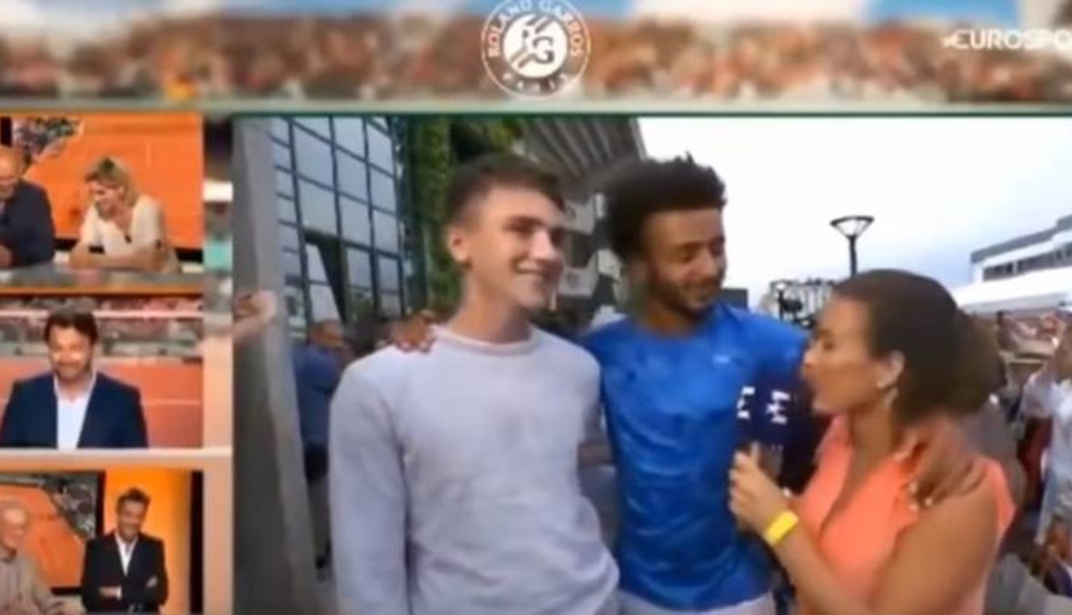 بالفيديو- لاعب التنس حاول تقبيل الصحافية فماذا حل به؟