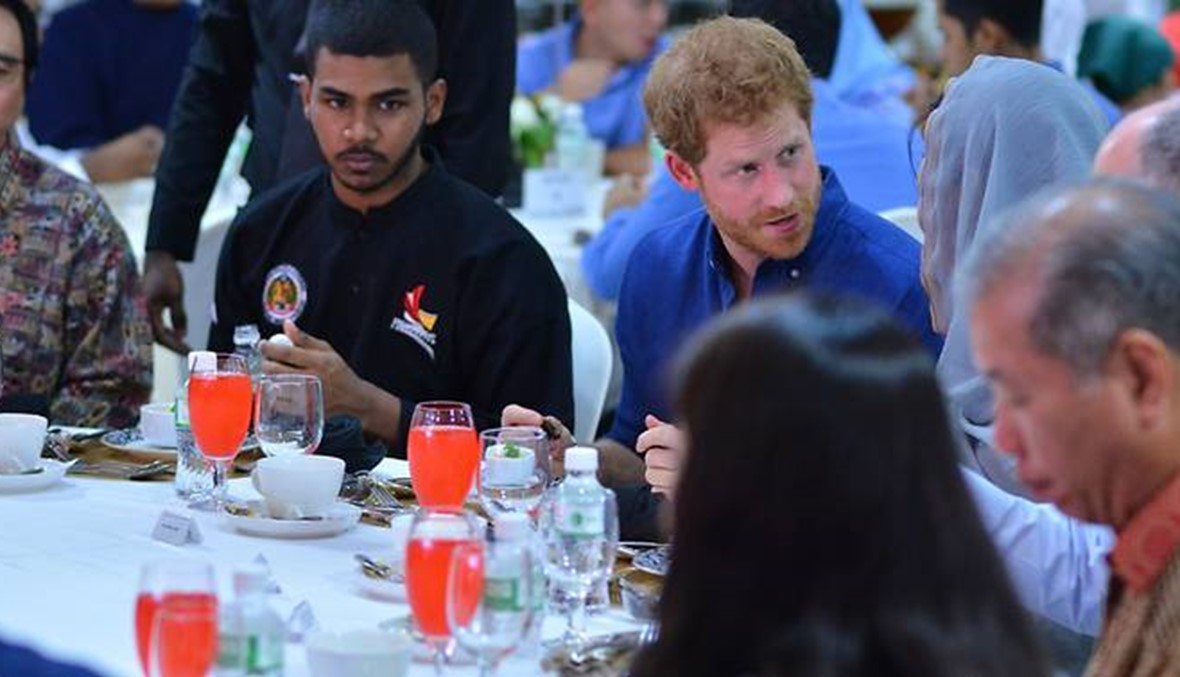 الأمير هاري يشارك مسلمي سنغافورة تناول الإفطار