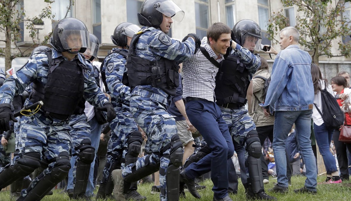 اعتقال معارضين في موسكو. (الصورة عن AP)