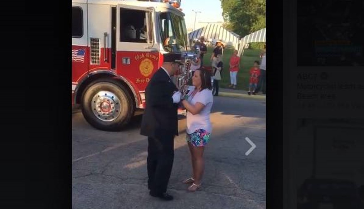 بالفيديو- رجل إطفاء يوقف الاحتفال ليعرض الزواج على حبيبته