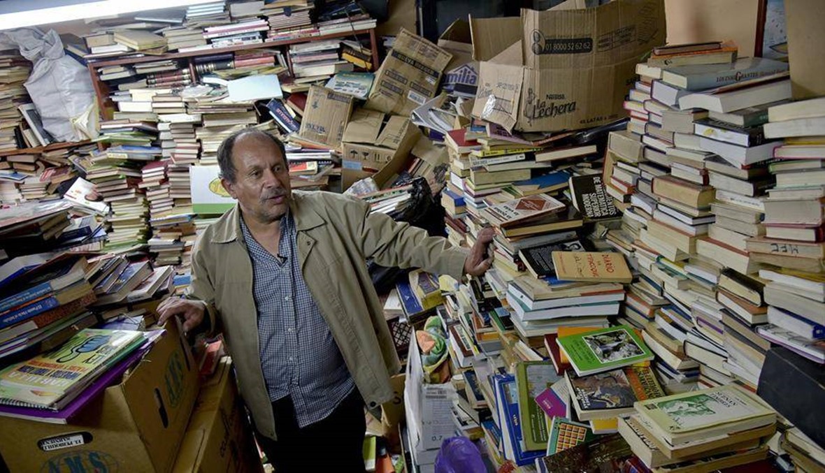 "سيّد الكتب"... عامل نظافة أسس مكتبة من الكتب الملقاة في النفايات