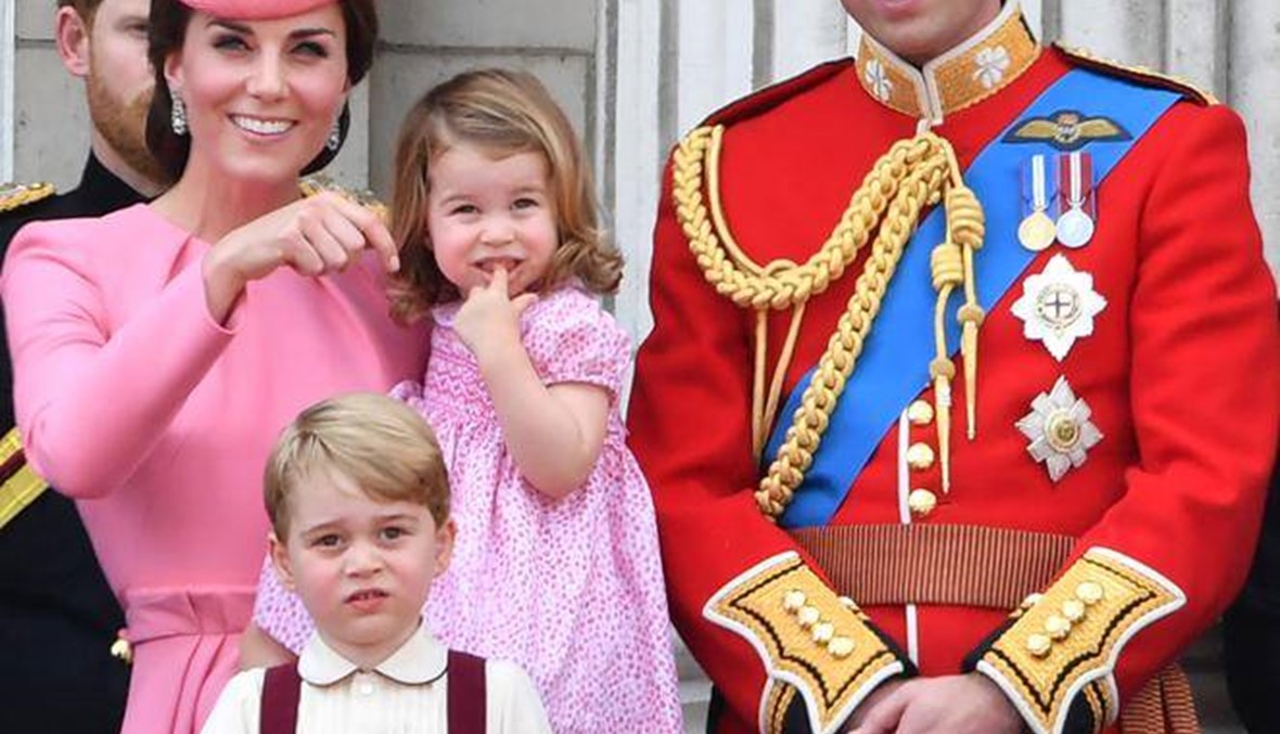 بالصور: الأمير جورج والأميرة شارلوت يخطفان الأنظار من جديد على شرفة القصر!