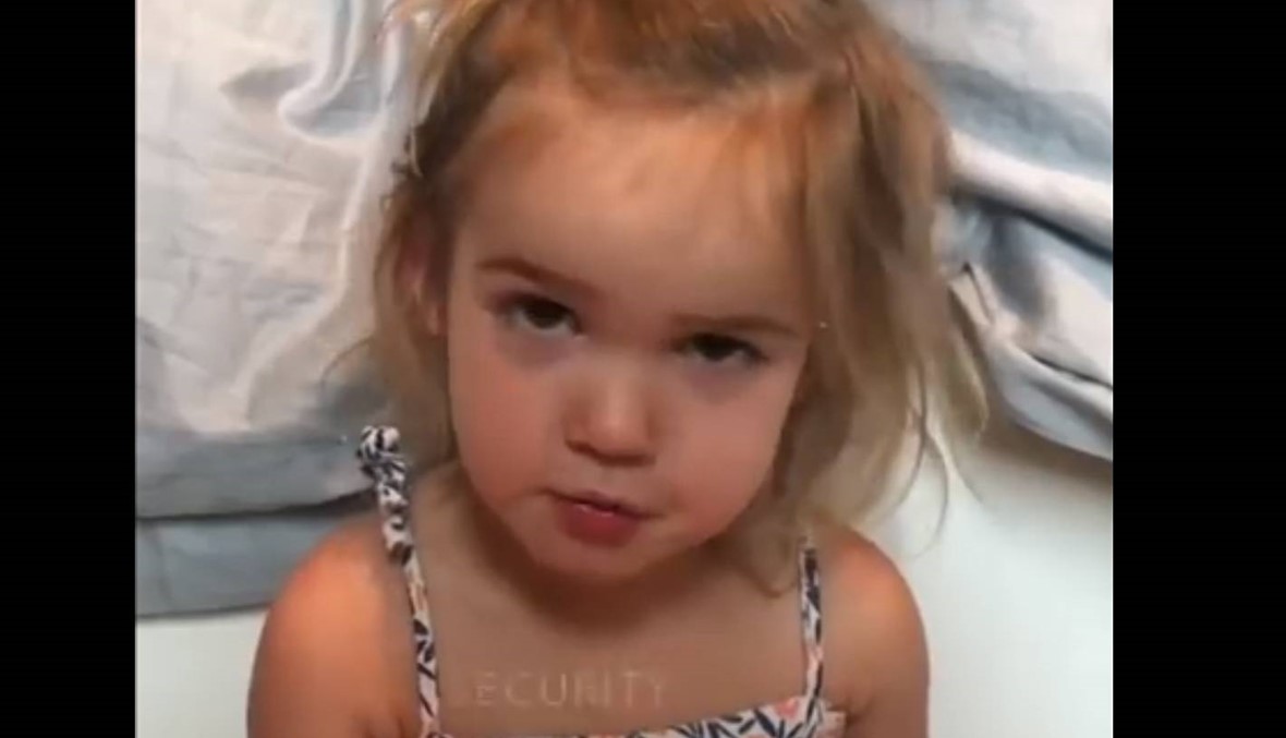 بالفيديو- ابنة السنتين تشرح معاناتها مع أمن المطار..."سئمت منكم!"