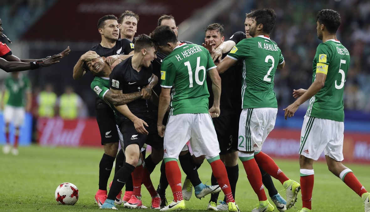 بالصور: شجار عنيف بين لاعبي المكسيك ونيوزيلندا