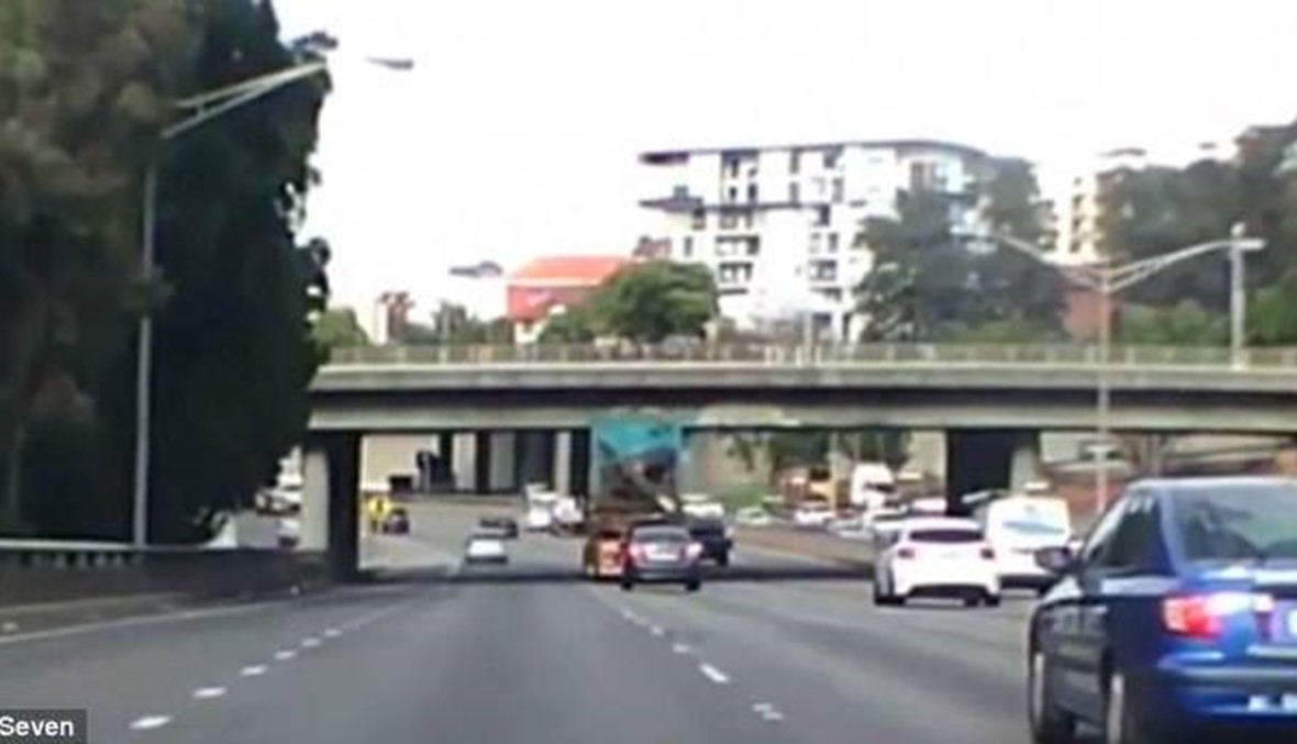 بالفيديو: شاحنة تفقد نصفها العلوي في مشهد مروع