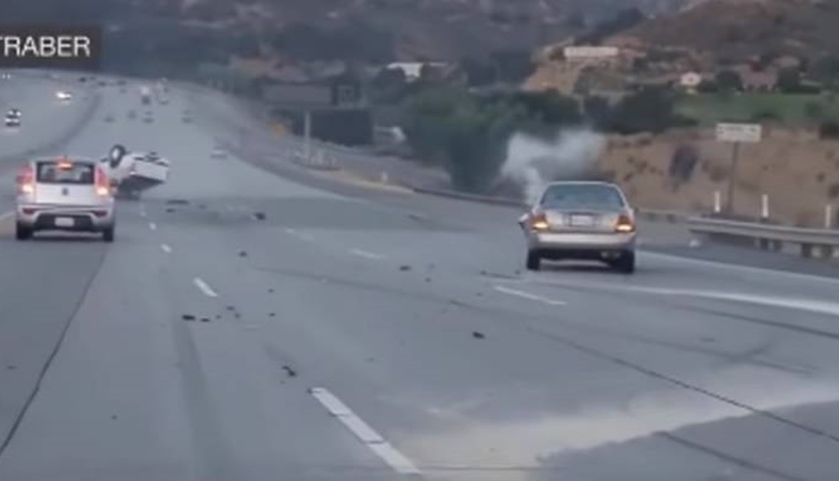 بالفيديو- سائق دراجة نارية ركل سيارة فسبّب بتحطّم سلسلة من السيارات