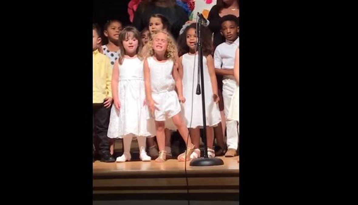 بالفيديو- ابنة الأربع سنوات ترقص وتغني بشغف وحماسة!