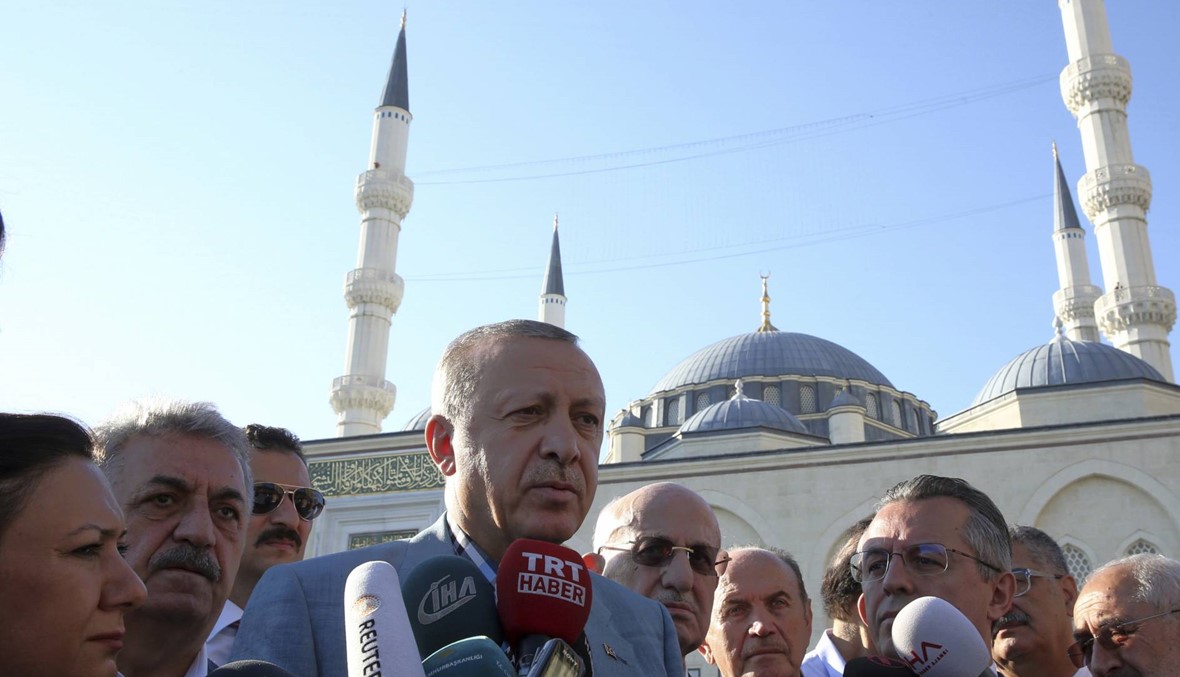 ماذا حصل مع اردوغان خلال صلاة العيد في اسطنبول؟