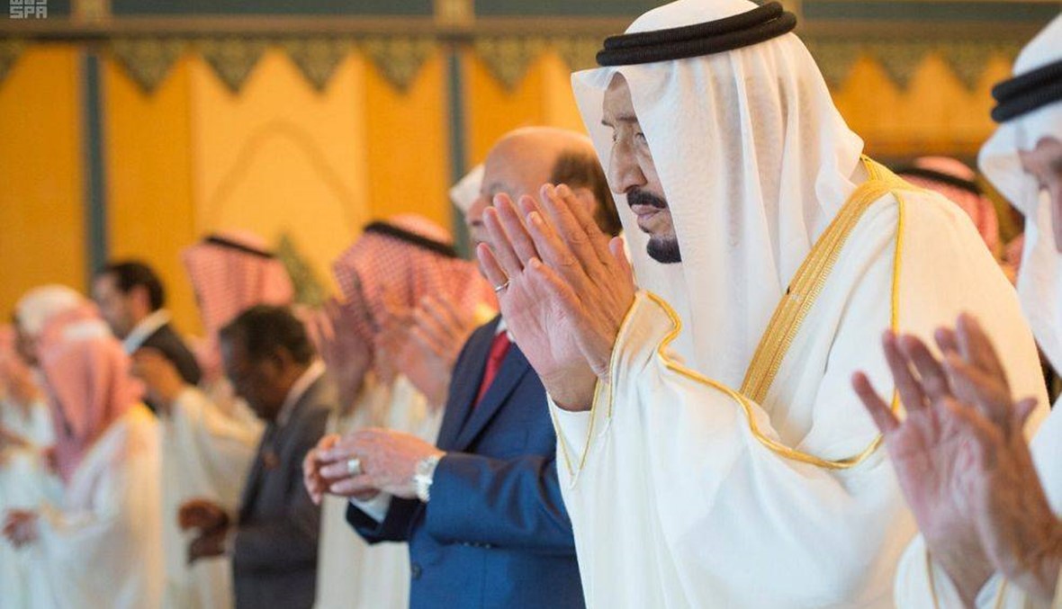 بالصور: الملك سلمان يؤدي صلاة العيد بالمسجد الحرام... وهادي والحريري الى جانبه