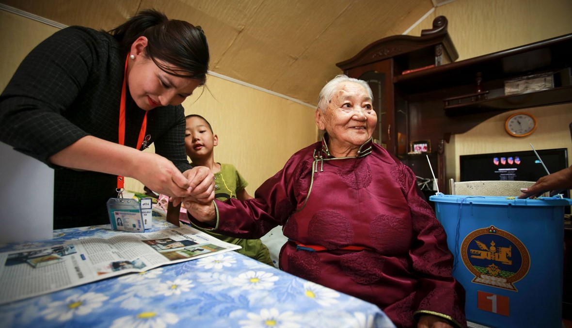 الناخبون في منغوليا يدلون بأصواتهم لاختيار رئيس جديد