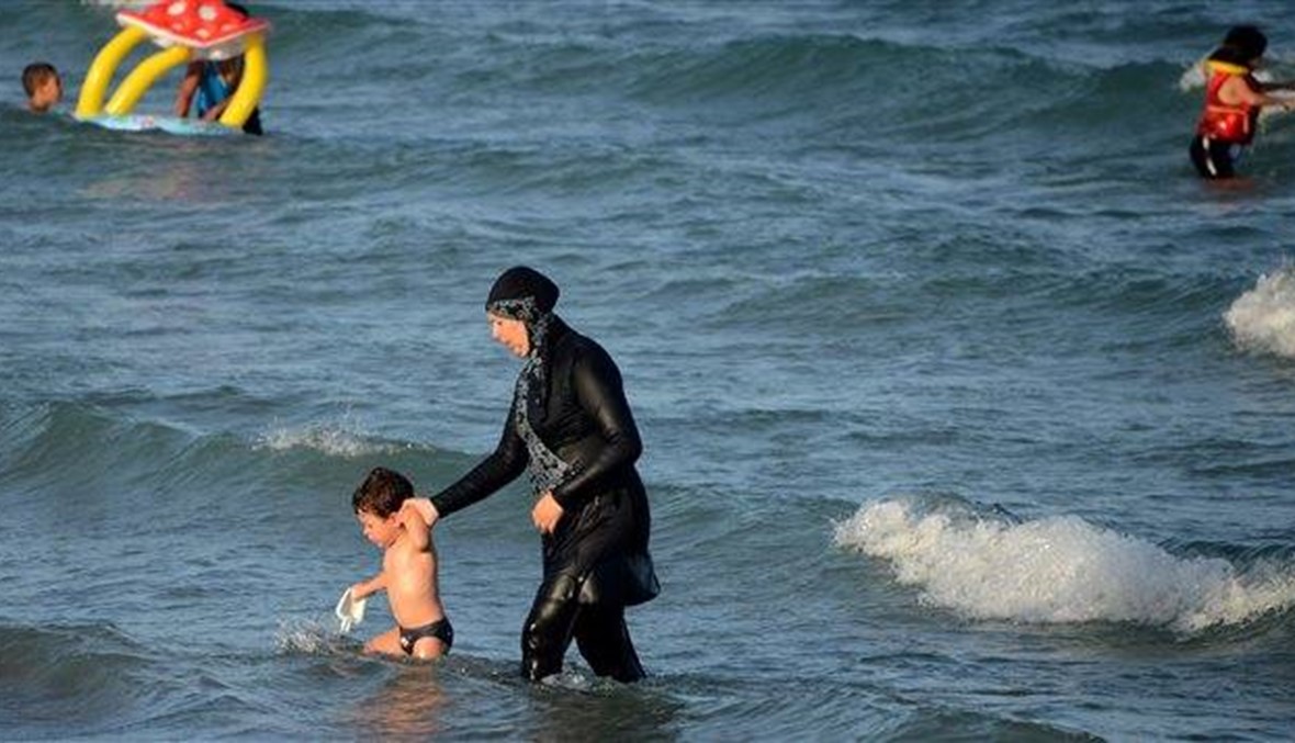 محجبة ترتادُ المسبح بالـ"بوركيني" في طرابلس فتشعل جدلاً اجتماعياً