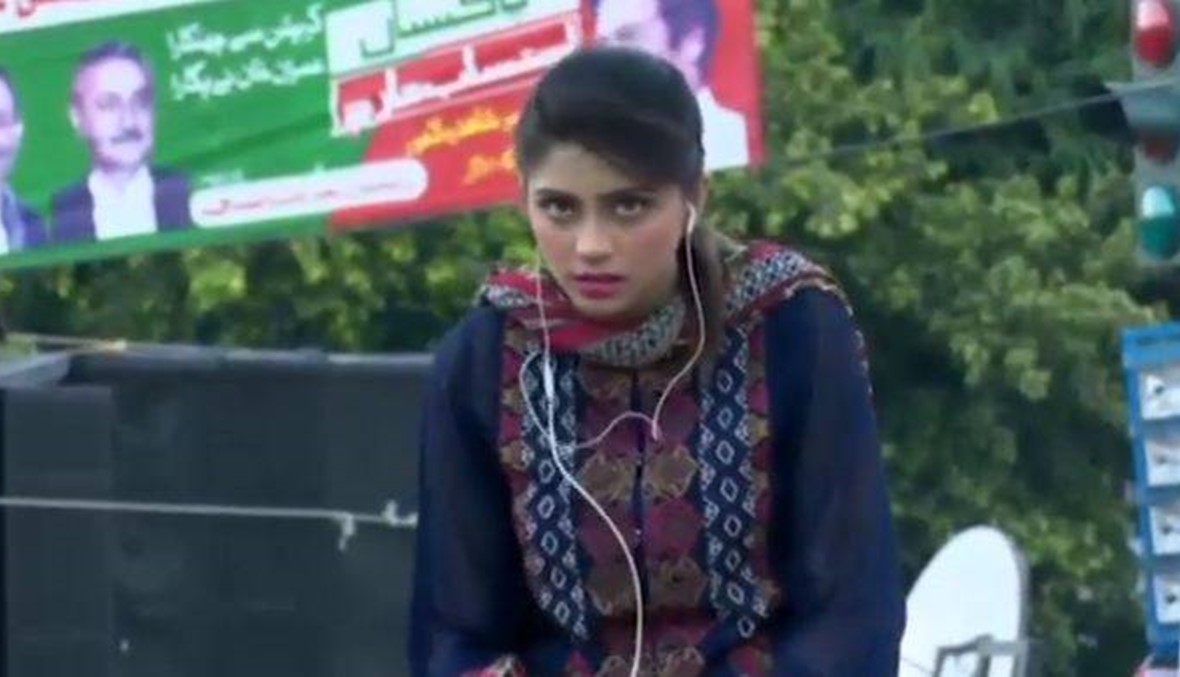 بالفيديو- مذيعة باكستانية تفقد الوعي مباشرة على الهواء!