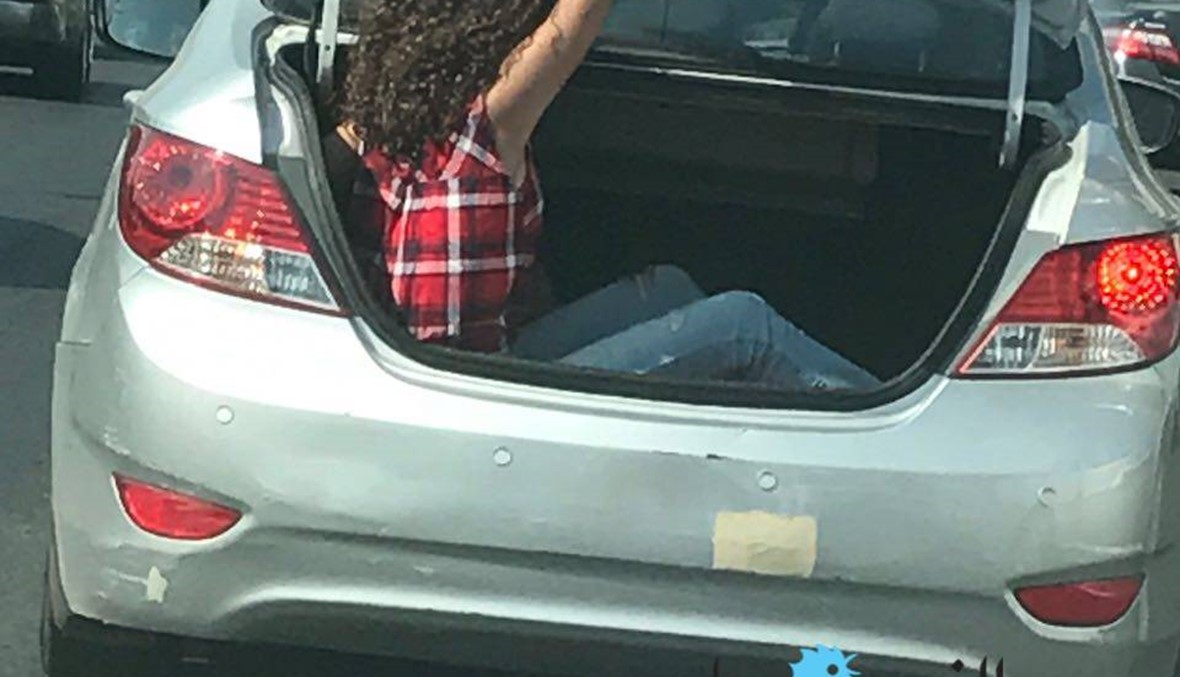 بالصور - فتاتان في صندوق السيارة على أوتوستراد ذوق مصبح