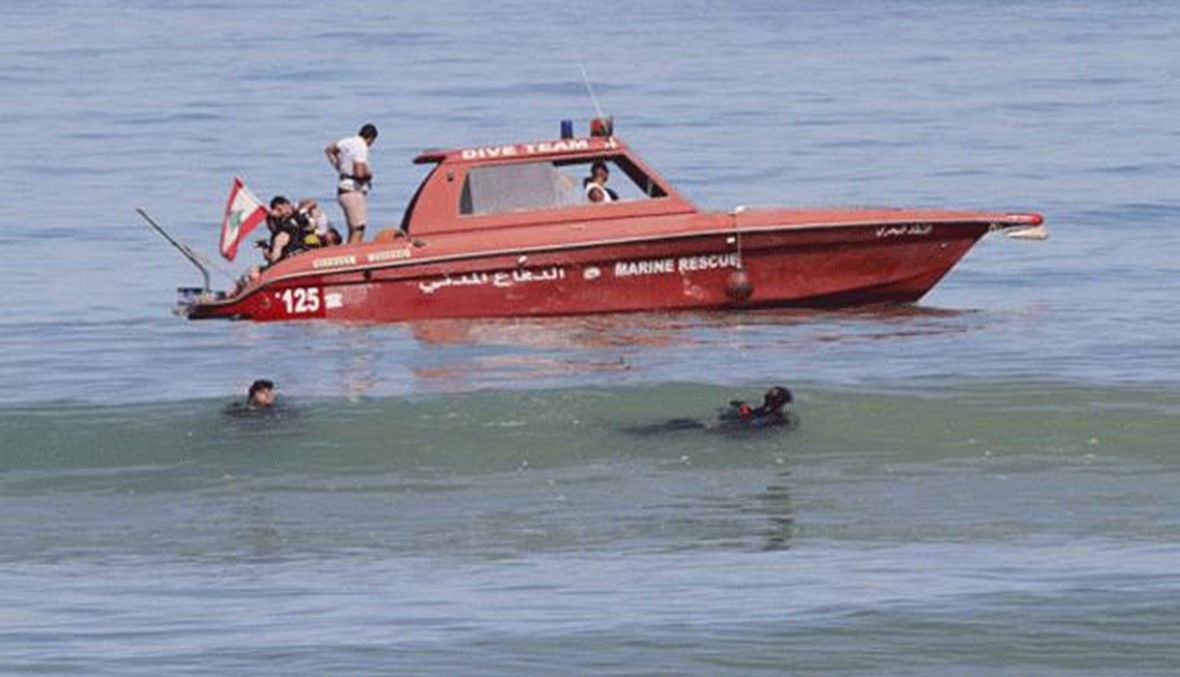 الدفاع المدني ينقذ شابين فجراً قبالة شاطئ خلدة بعد تعطل زورقهما خلال رحلة صيد