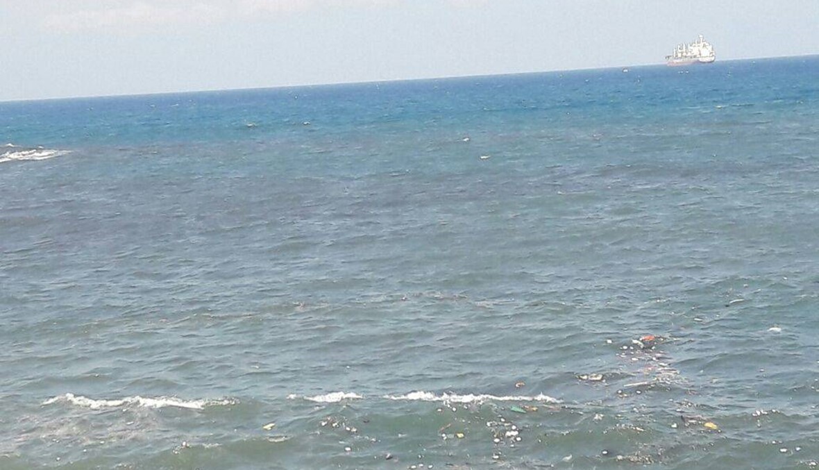 شاطئ شكا يُصبغ باللون الأحمر... البيئة تستغيث ولا من مجيب