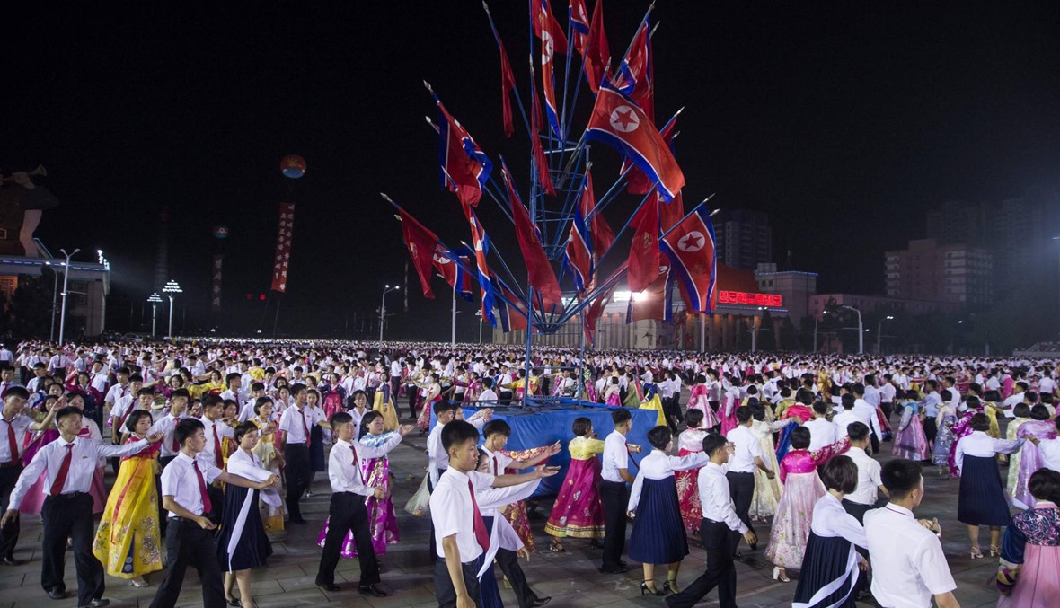 بالصور- احتفالاً بإطلاق الصاروخ... رقص وألعاب نارية في بيونغ يانغ