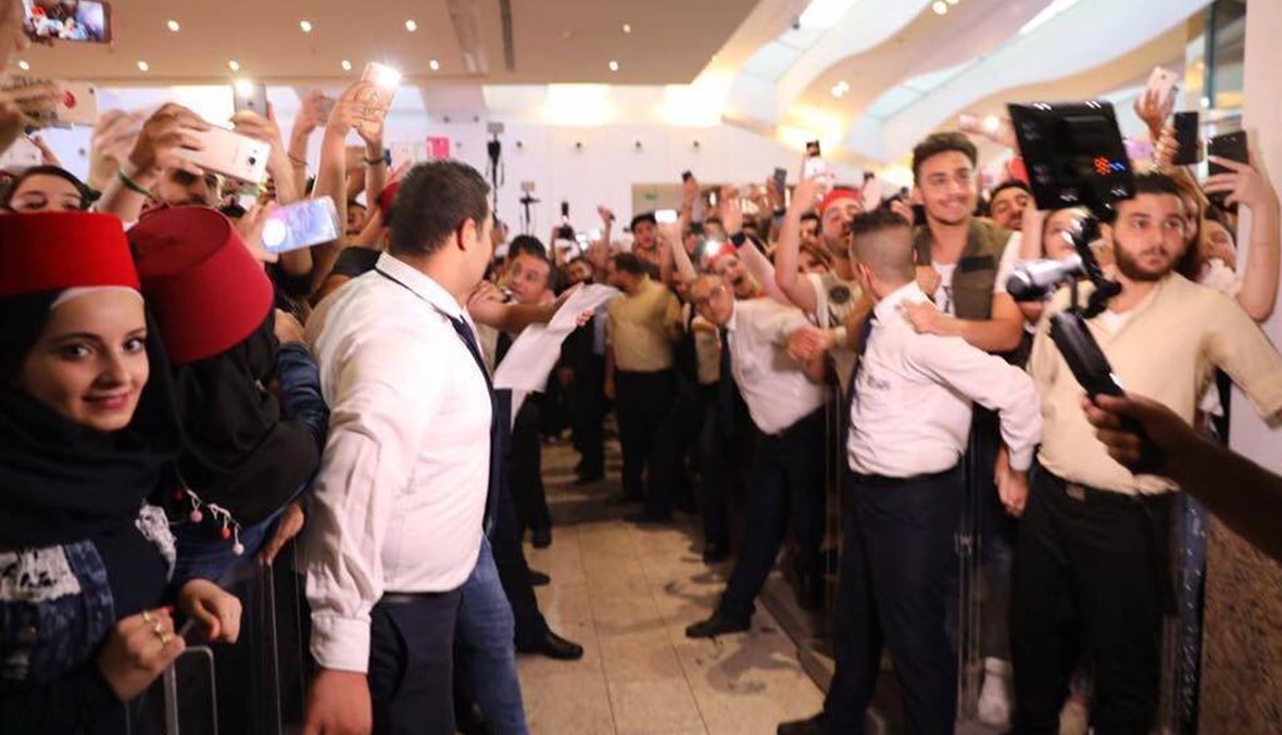 "أزمة" بسبب تامر حسني وتضارب بالأيدي! (فيديو)